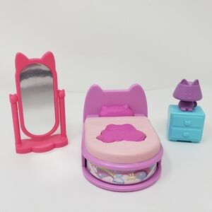 Gabby's Dollhouse Sweet Dreams Bedroom Playset Cat Pink Plastic Bed